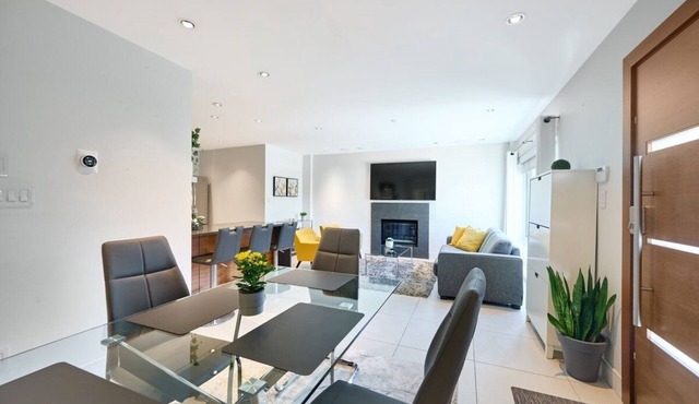 Beautiful Modern Garden Suite Steps to Ambleside Beach