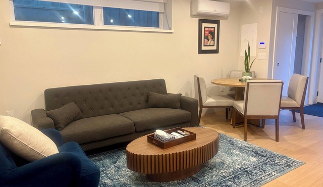Beautiful, newly built garden suite. Close to everything! Perfect for families.