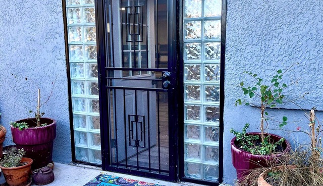 BEAUTIFUL ONE BEDROOM - FREE UTILITIES AND WIFI - SAFE AND QUIET