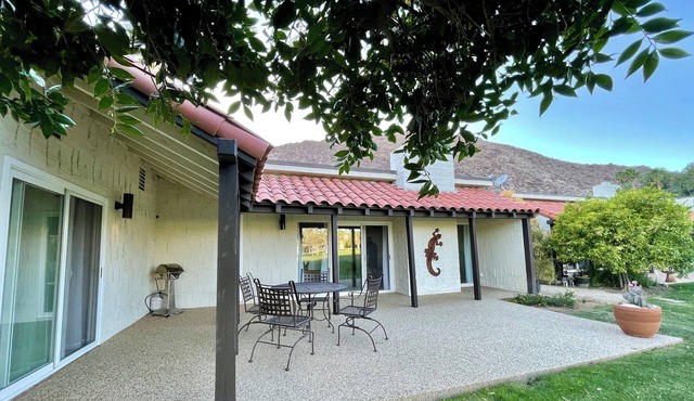 Beautiful remodel 2 bed/2 bath condo on golf course Mountain views