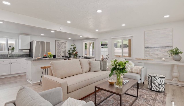 Beautiful Remodeled Condo With Patio Near West Beach