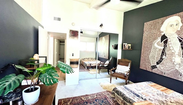 Beautiful room with WiFi in Culver City, only women please