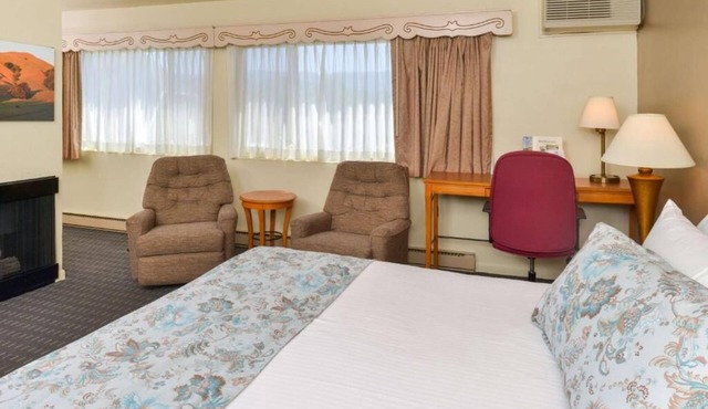 Best Find! 4 Family-Friendly Units, Outdoor Pool and Parking!