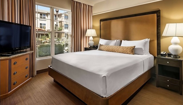 Best Value, Quality Stay! w/Outdoor Pool, Near Scottsdale Rotary Park