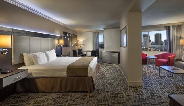 Best Vegas Find! Spacious Suite, 2 Pools, Close to Fremont Street Experience!