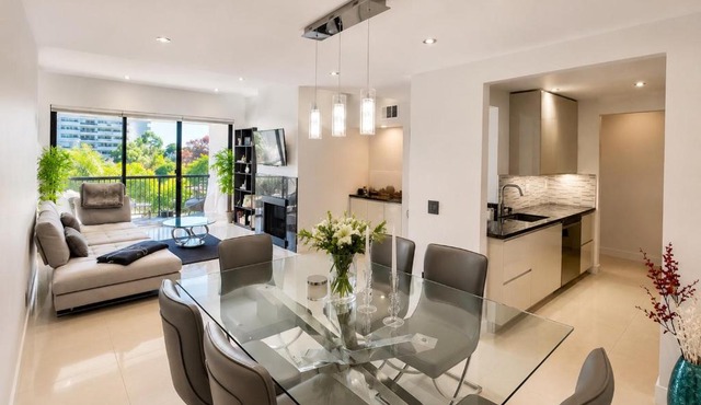 Beverly Hills & WeHo Luxury Great Views 2 Bedrooms 2 Bathrooms