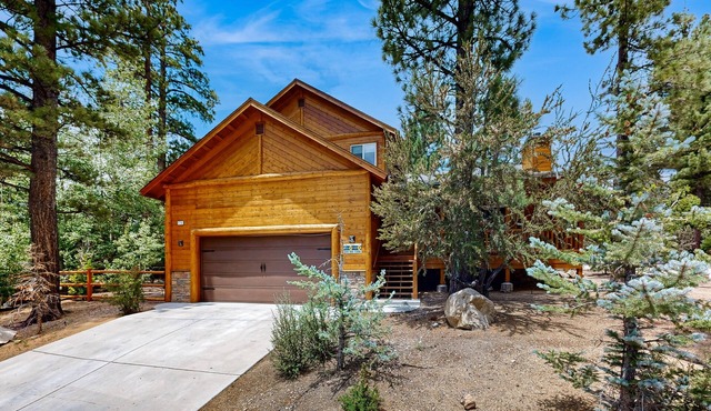 Big Bear White Skies – Family Cabin with Hot Tub, Game Room & Mountain Views Near Snow Summit