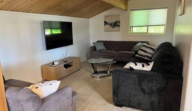 Bishop Aces Apartment