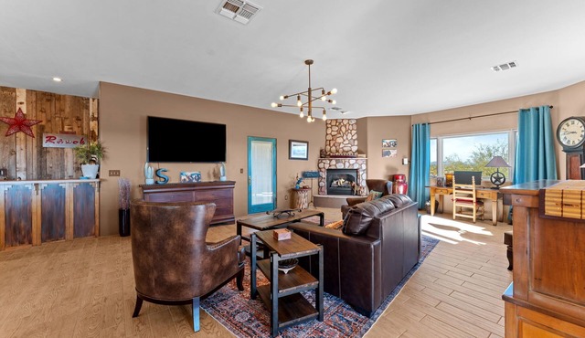 Black Sage Suite , Queen Bed, Peaceful Desert Retreat in Wickenburg