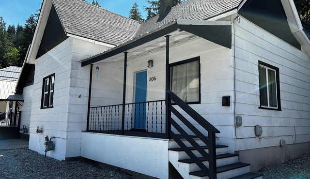 Bluebird Basecamp- cozy, renovated home in the heart of Wallace, ID in Wallace