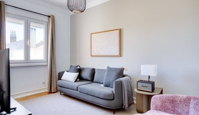 Blueground | Campo de Ourique, furniture & decor
