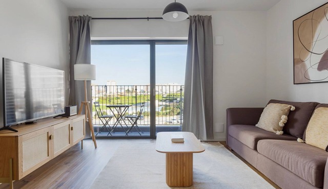 Blueground | Lumiar, pool, furnished & equipped
