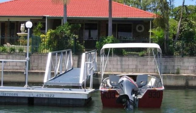 BOATHOUND PACIFIC HARBOUR On The Canal and Pet Friendly