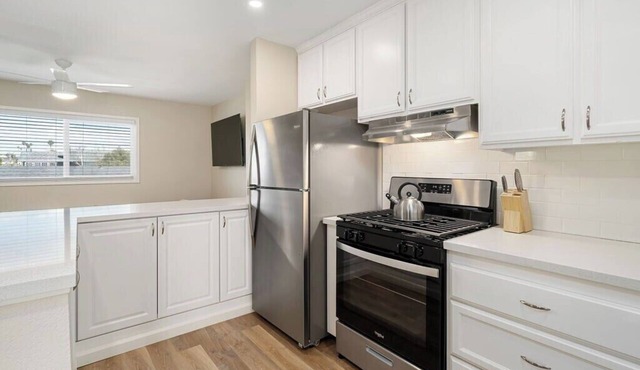 Brand new 2 bedroom apartment close to beach!