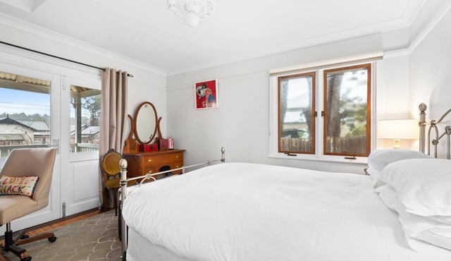 Bright 3-Bed House with Garden,