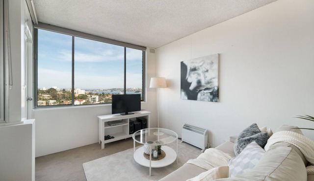 Bright And Sunny Studio Apartment