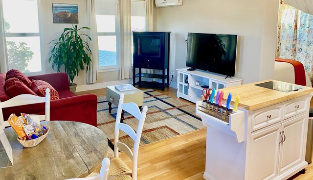 Bright & Charming Loft in Beautiful neighborhood!