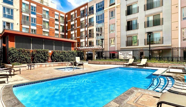 Bright Downtown Condo |Office, Pool, Gym & Parking