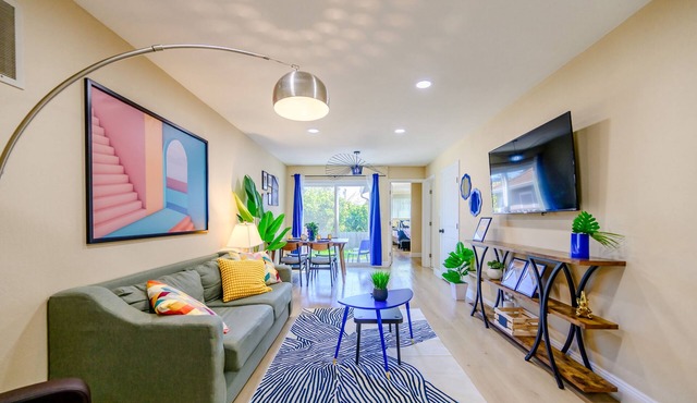 Bright & Modern 2BR Retreat– Stylish & Central
