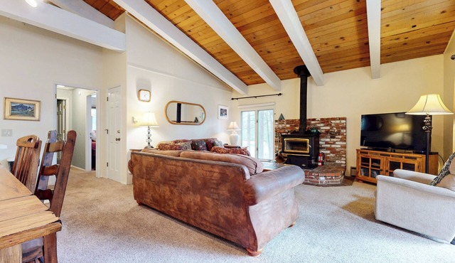 Bright Mountain Home, W/D, Near Bowling Alley & Kids Park, Summer Pool