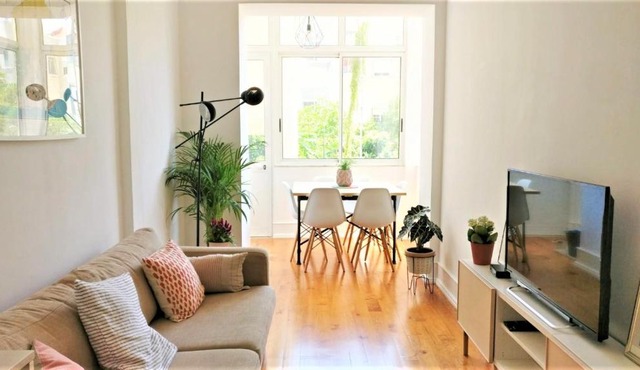 Bright Riverside Apartment - AC - LX Factory