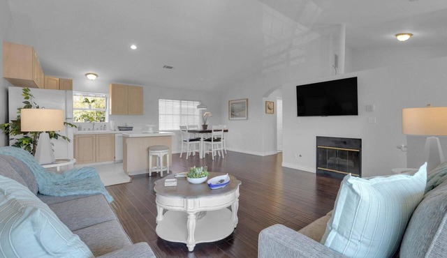 Bright, Spacious 2BD/2BA in the Heart of Hillcrest