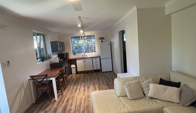 Bruns Garden Apartment ~ Comfortable Close to the Beach Monthly Discounts