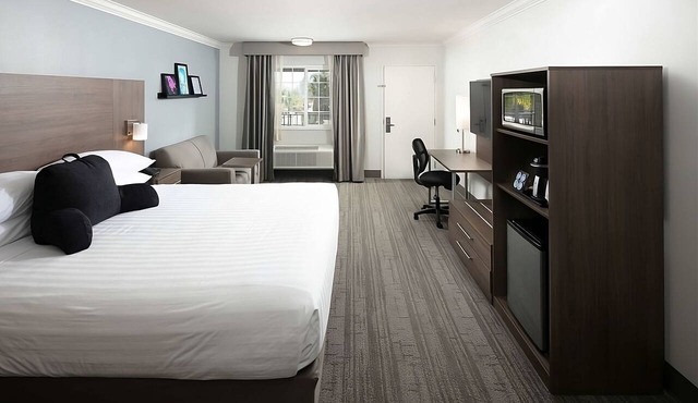 Budget-Friendly Stay in Signature Temecula! Free Parking, Onsite Swimming Pool