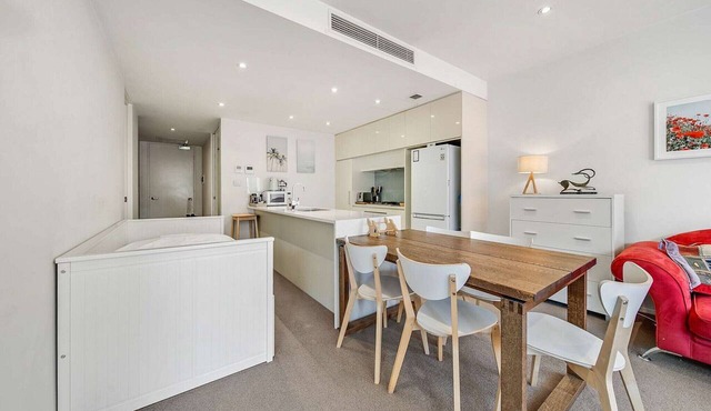 Canberra Lakefront 2-Bed with Pool, in Kingston