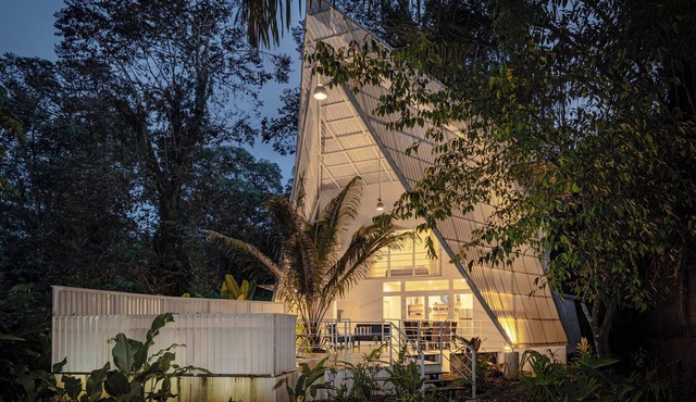 Casa Velero - Luxurious Tropical Escape in amazing Puerto Viejo with WiFi, AC