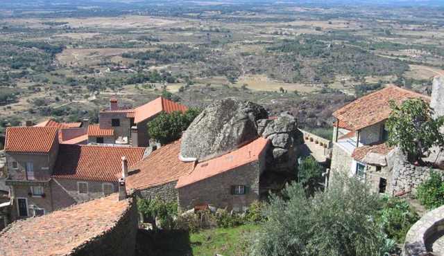Casa da Gruta (Cave House)