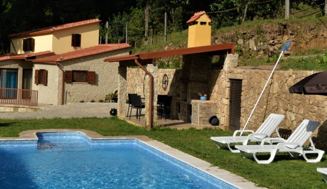 Casa do Ribeiro/Quinta da Costeira AL 80 388 Complete rental with pool.