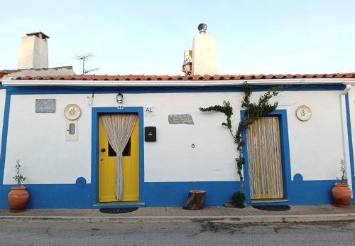 Casinha das Portas Amarelas