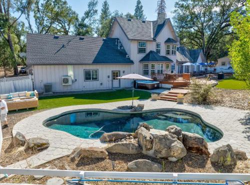 Cedar Creek Lodge with POOL/hot tub/sleeps 24