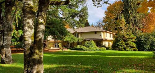 Cedar Wood Lodge Bed & Breakfast Inn