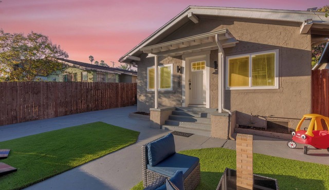 Central 3-bedroom House with a Yard and Free Parking, Near Downtown