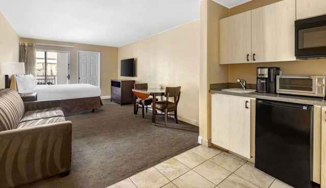 Central Oasis: Modern 1BR, Pool Access, Aerial Tramway and Living Desert Nearby