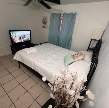 Central Phoenix Value Stay Blue Room in Phoenix
