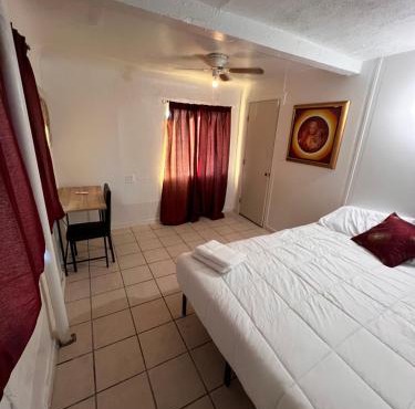 Central Phoenix Value Stay Red Room in Phoenix
