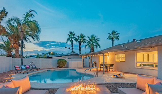 Centrally Located Hike Dine & Shop w/Pool Table, Heated Pool, Office, Firepit in Phoenix