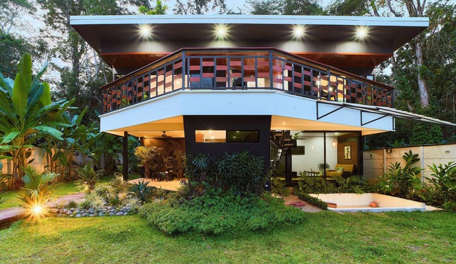 Charming 2-bedroom villa with WiFi, AC, Pool in vibrant Playa Negra,Puerto Viejo