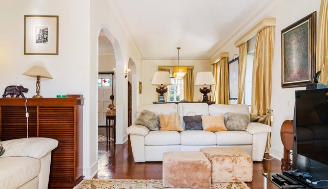 Charm Villa in Parede, few meters from the Beach. Beautiful garden with Jacuzzi