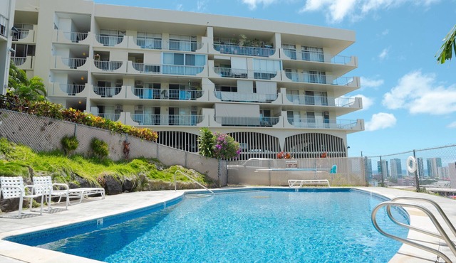 Charming 1-bedroom penthouse corner unit in welcoming Honolulu neighborhood