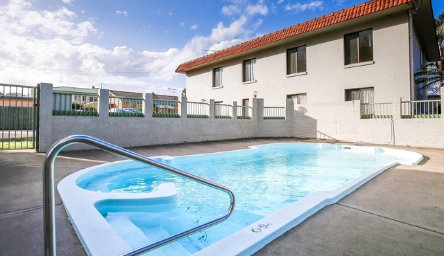 Charming 2-Bed Apartment with Bay Views