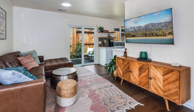 Charming 2-bedroom cottage in lovely Santa Barbara with WiFi, AC