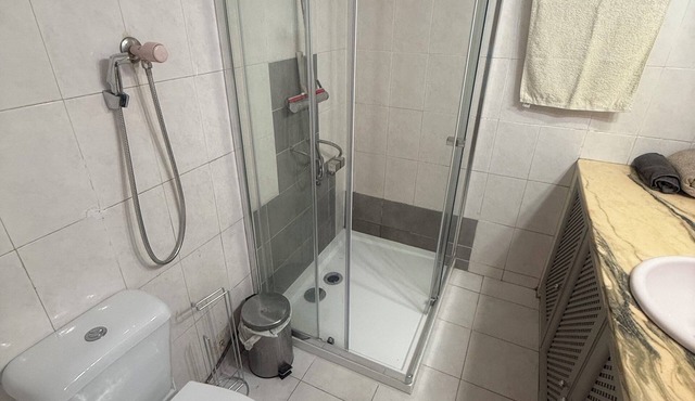 Charming 2-bedroom apartment with AC, WiFi in lovely Estoril! Beach in 2km