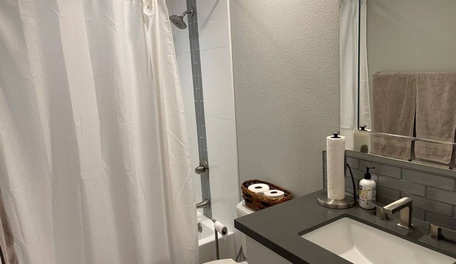 Charming 2-bedroom condo in San Mateo with WiFi and AC and office space