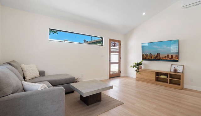 Charming 2-bedroom house in delightful San Diego with WiFi, AC