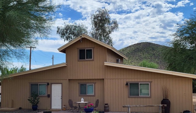 Charming 2BD/1 BA farmhouse on 2.5 acres w/mountain views in fabulous Glendale