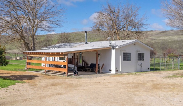 Charming 3-bedroom farmhouse with AC and WiFi 15 minutes to downtown Paso Robles